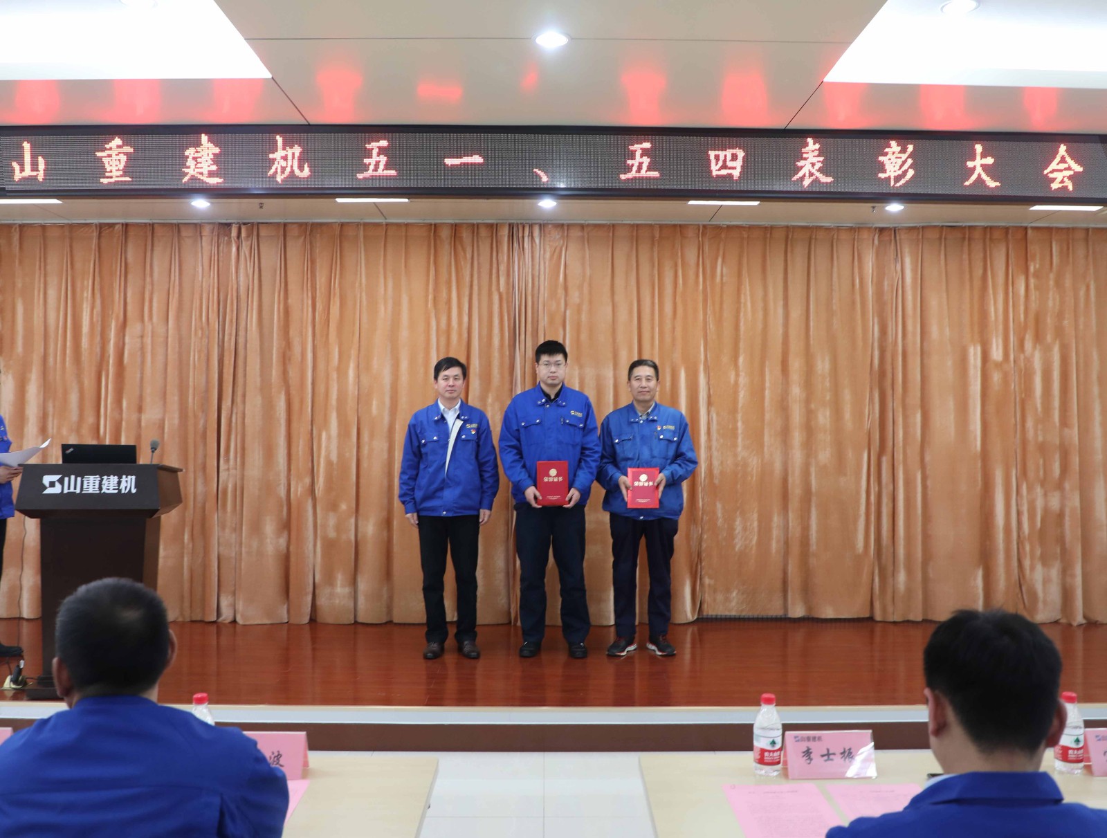 6.张总颁奖-工匠.jpg 6.张总颁奖-工匠.jpg