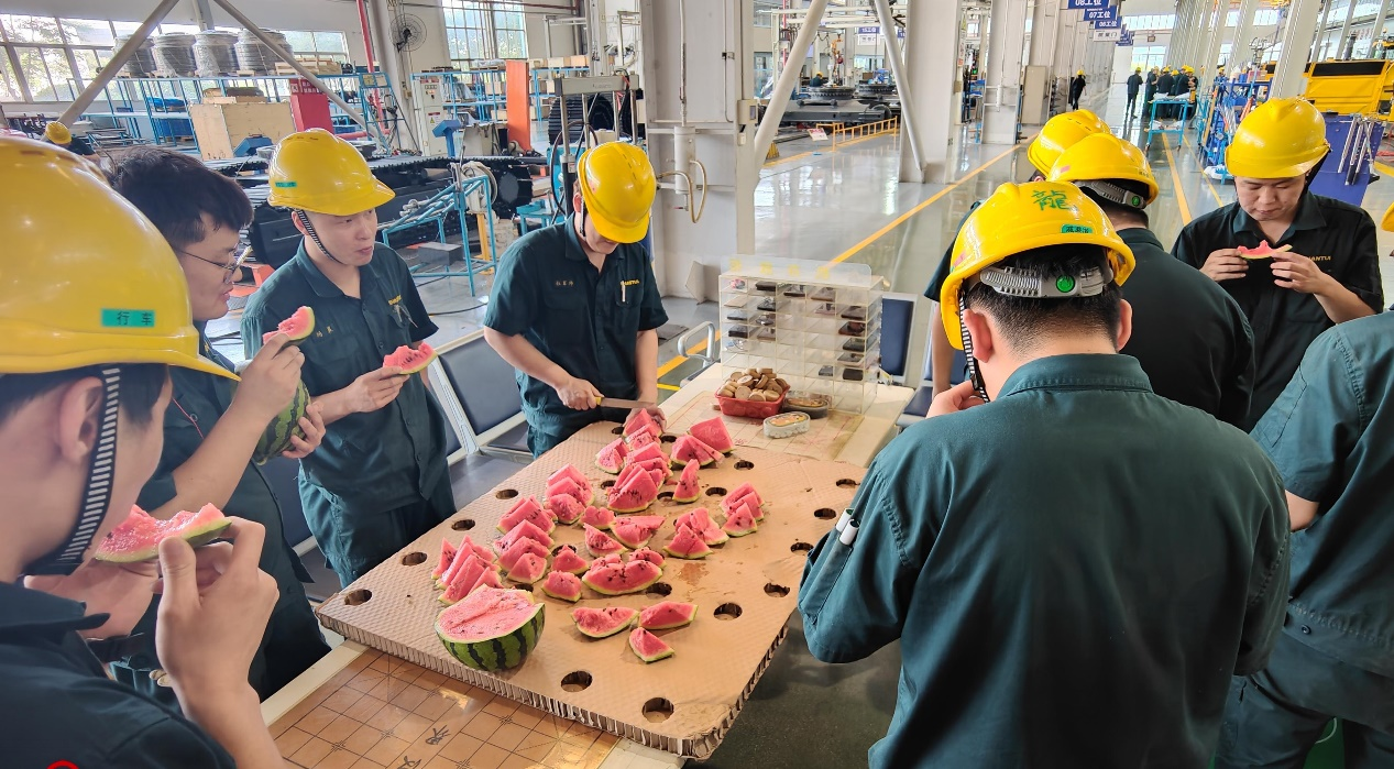 清凉沁人心 关怀润一线——山重建机公司工会开展“夏送清凉”活动